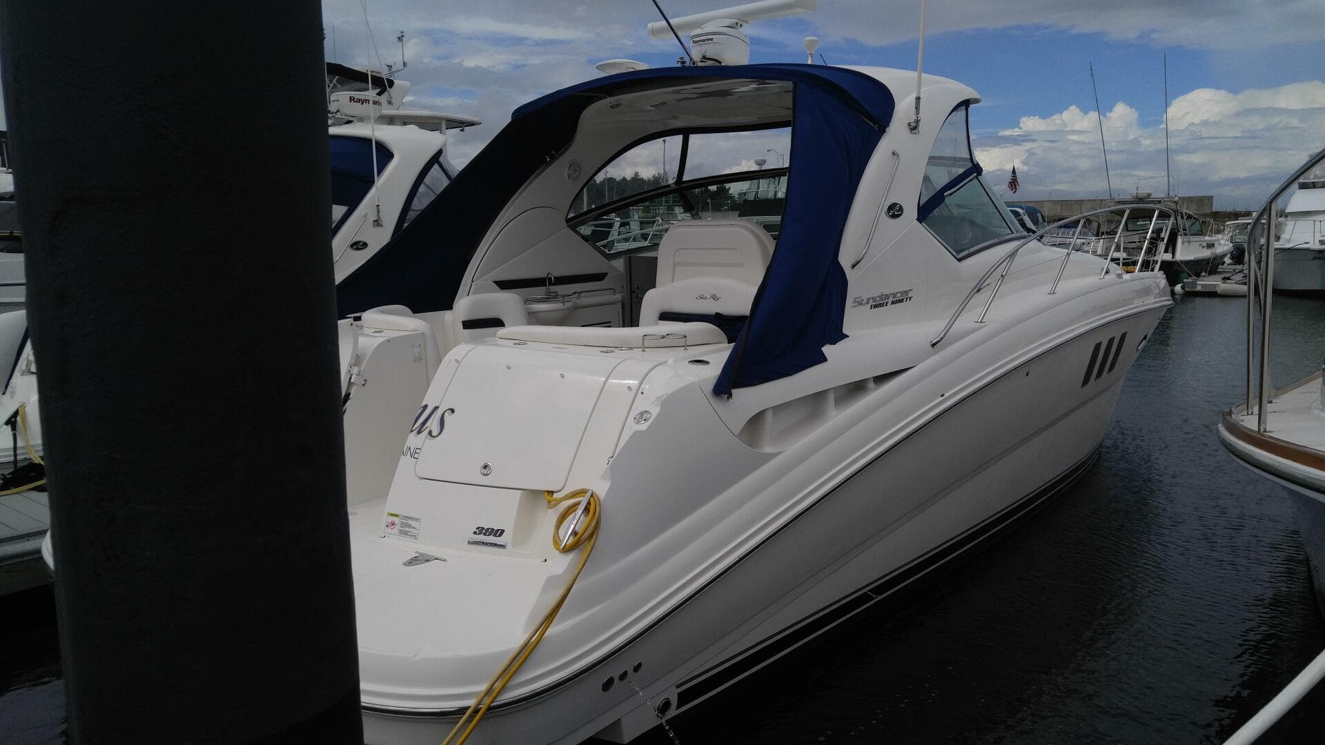 2011 Sea Ray 390 Sundancer — photo 9