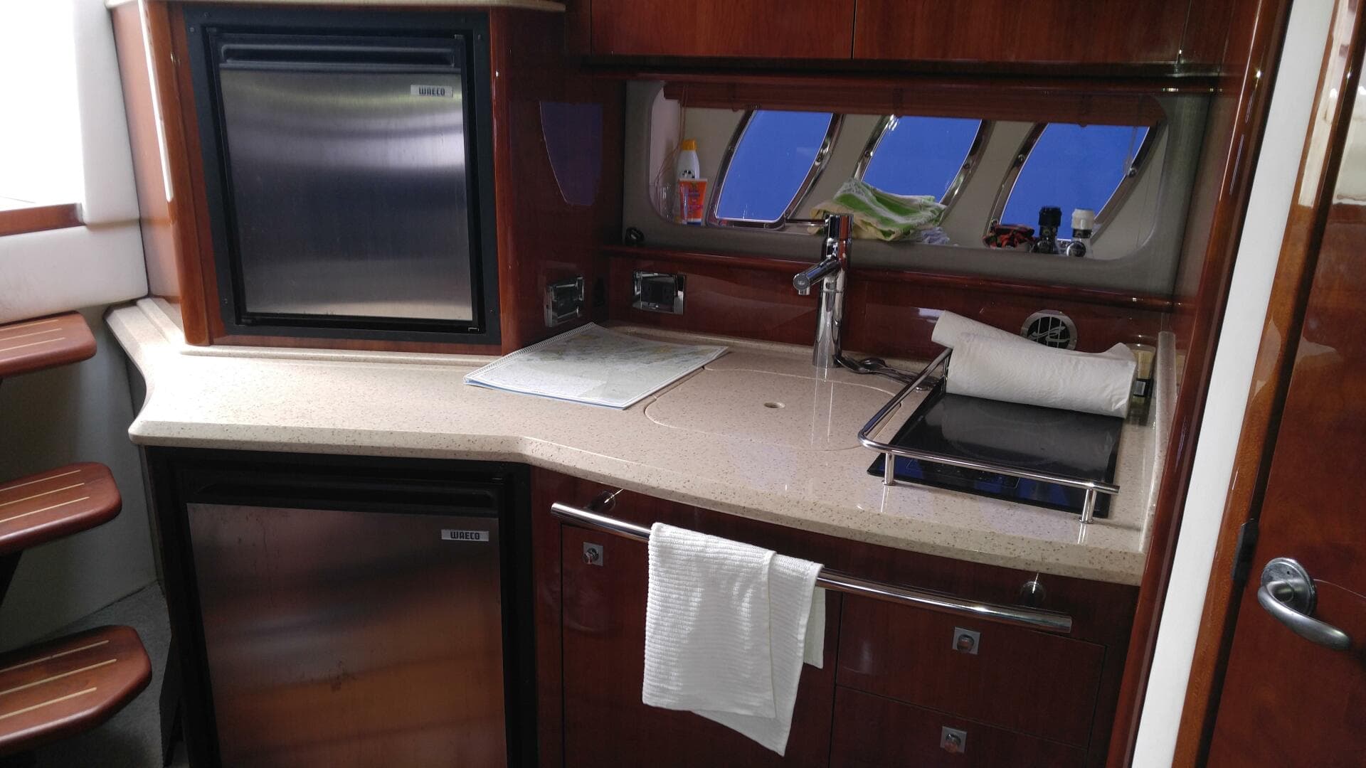 2011 Sea Ray 390 Sundancer — photo 12