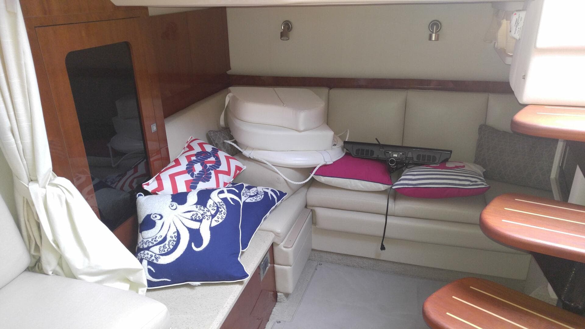 2011 Sea Ray 390 Sundancer — photo 14