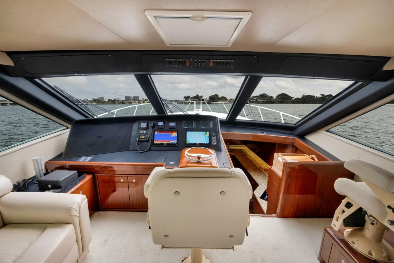 2007 Viking 52 Sport Coupe — photo 16