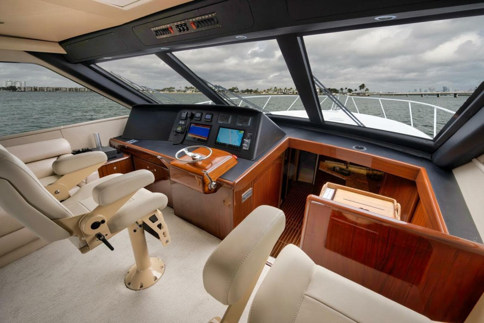 2007 Viking 52 Sport Coupe — photo 9