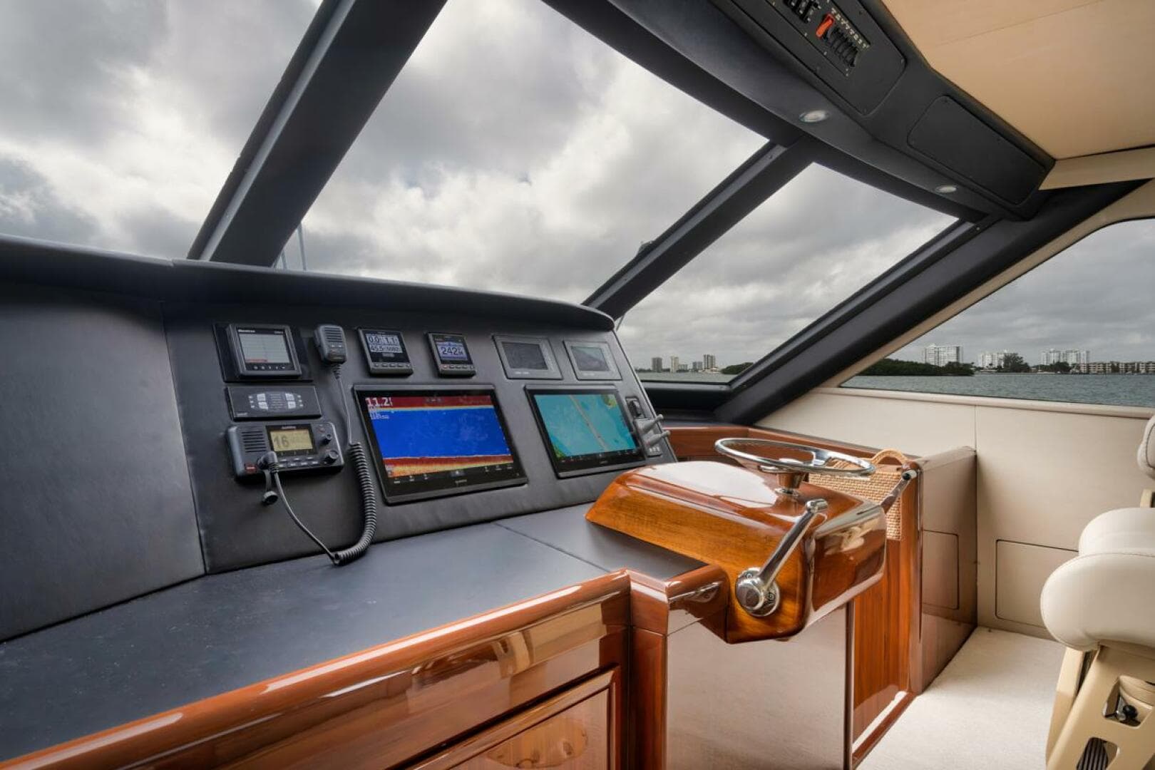 2007 Viking 52 Sport Coupe — photo 11