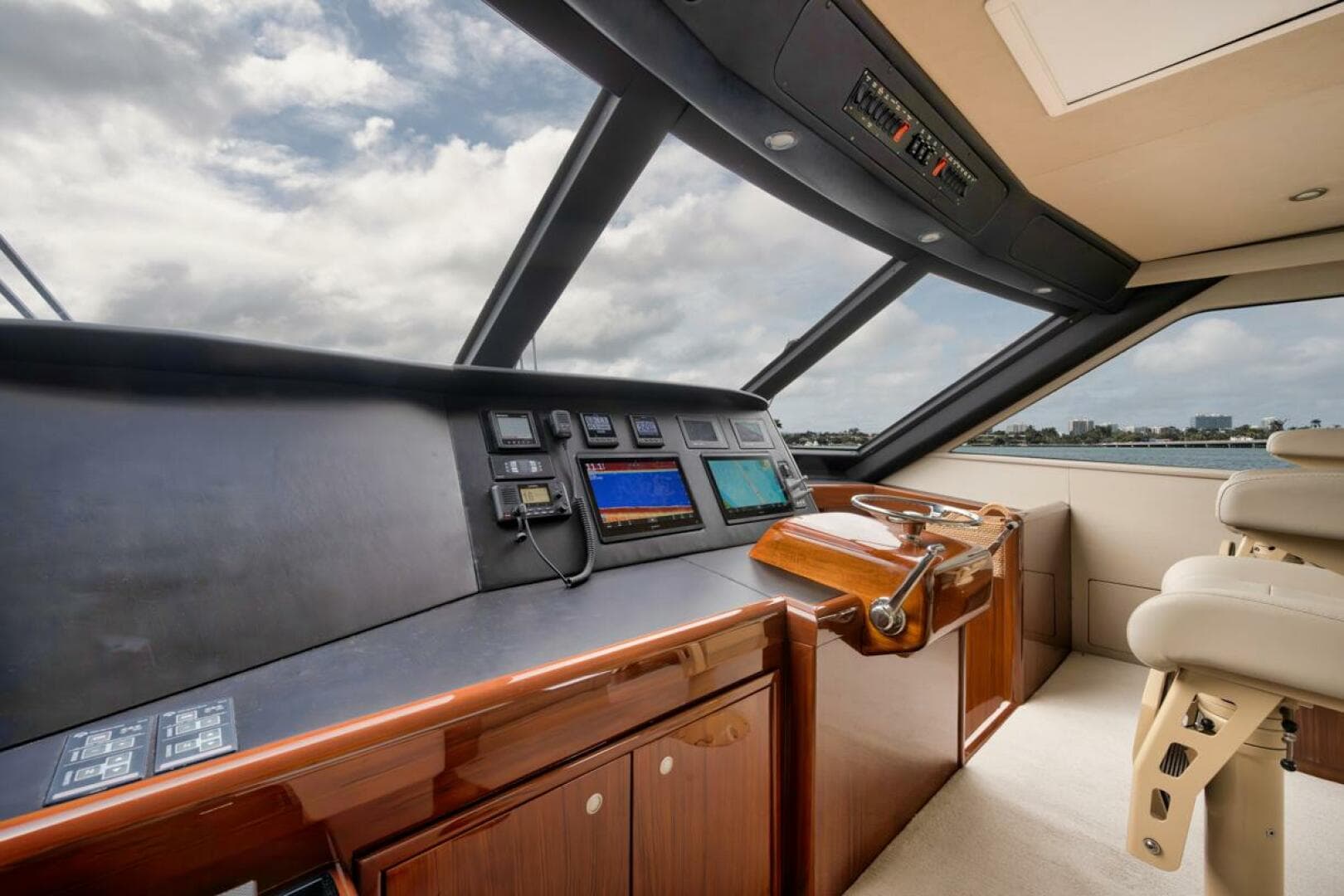 2007 Viking 52 Sport Coupe — photo 10