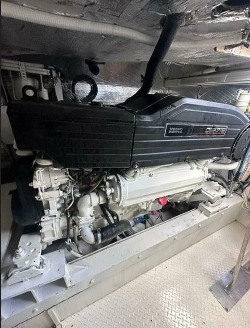 2011 Cruisers Yachts 560 Express — photo 13