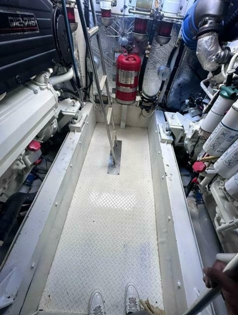 2011 Cruisers Yachts 560 Express — photo 11