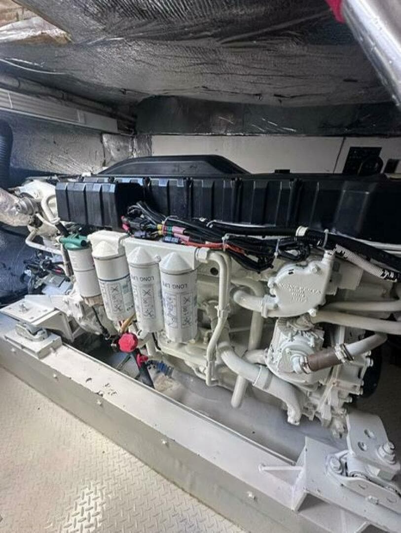 2011 Cruisers Yachts 560 Express — photo 12