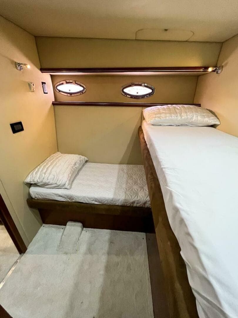 2011 Cruisers Yachts 560 Express — photo 10