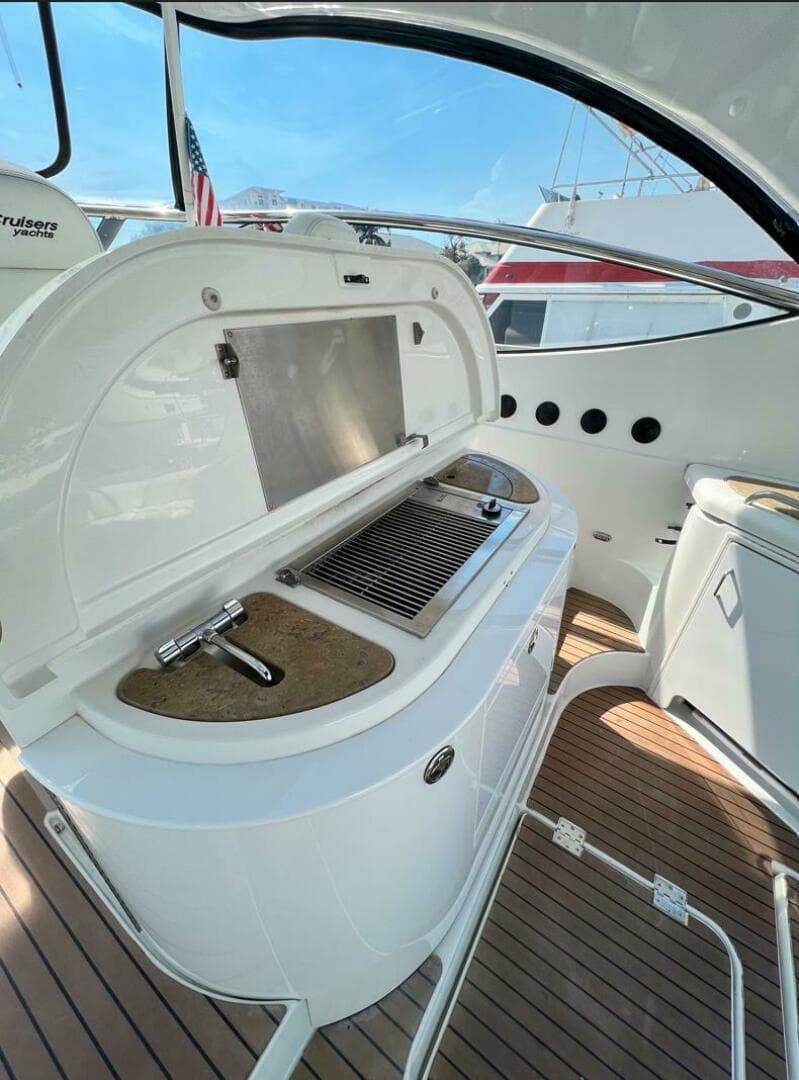 2011 Cruisers Yachts 560 Express — photo 6