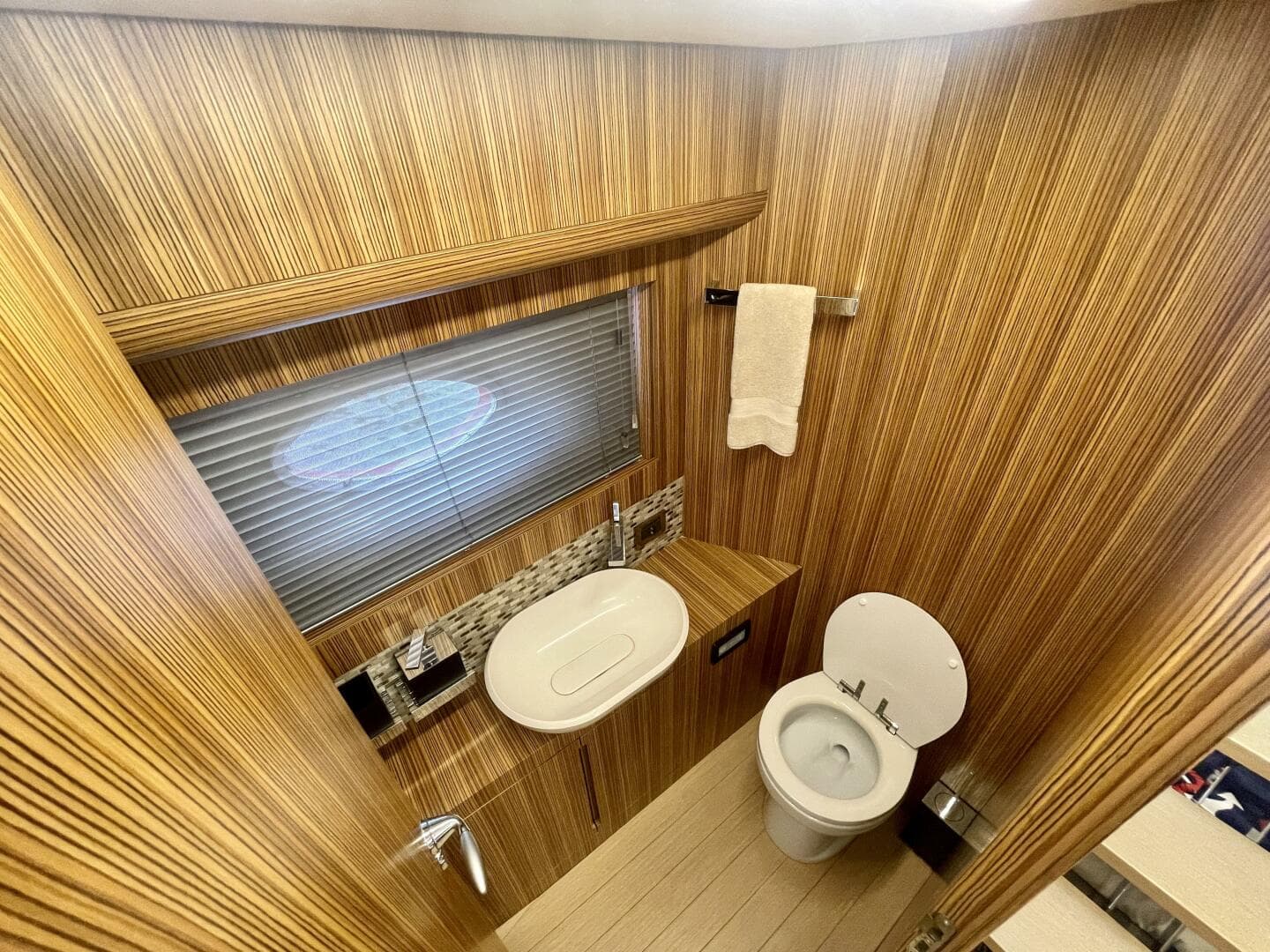 2017 Chris-Craft Commander 42 — photo 34