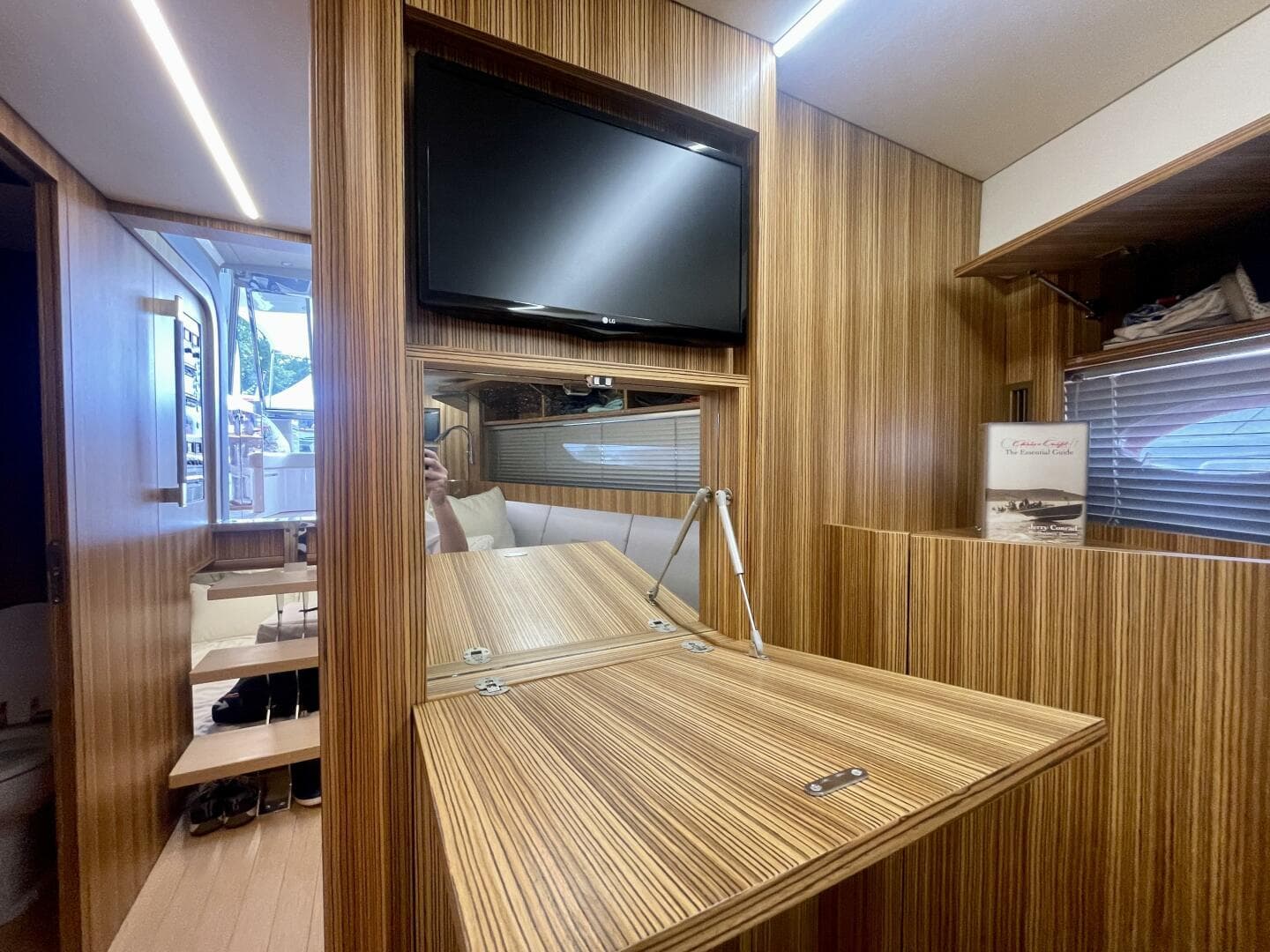 2017 Chris-Craft Commander 42 — photo 29