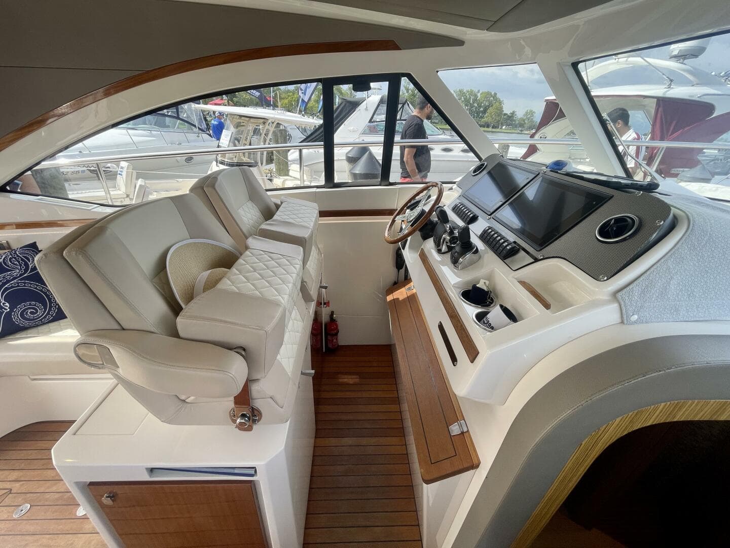 2017 Chris-Craft Commander 42 — photo 19