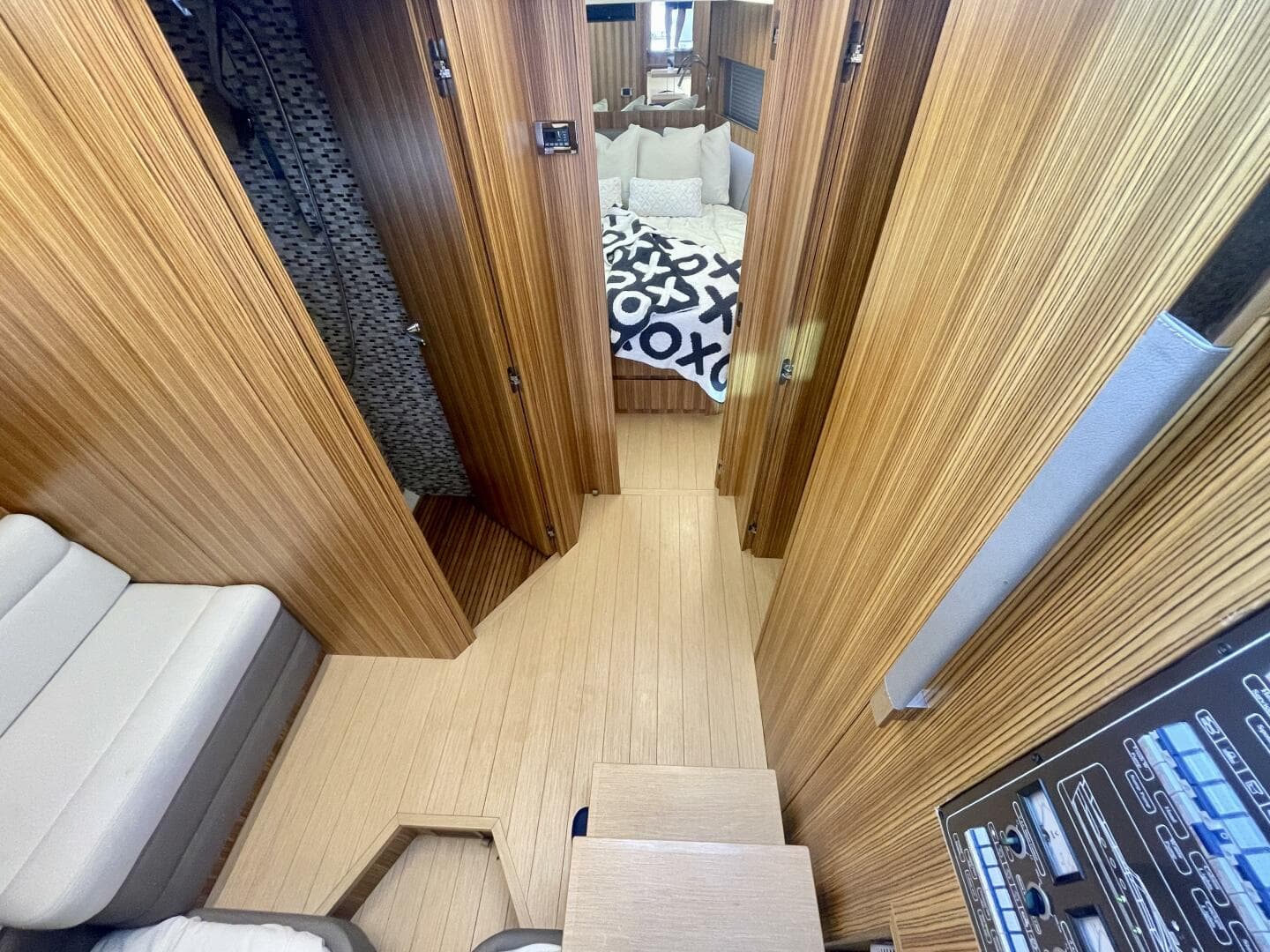 2017 Chris-Craft Commander 42 — photo 21