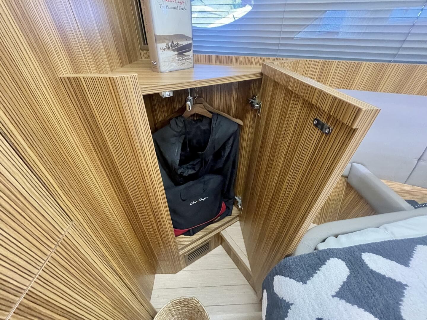 2017 Chris-Craft Commander 42 — photo 30