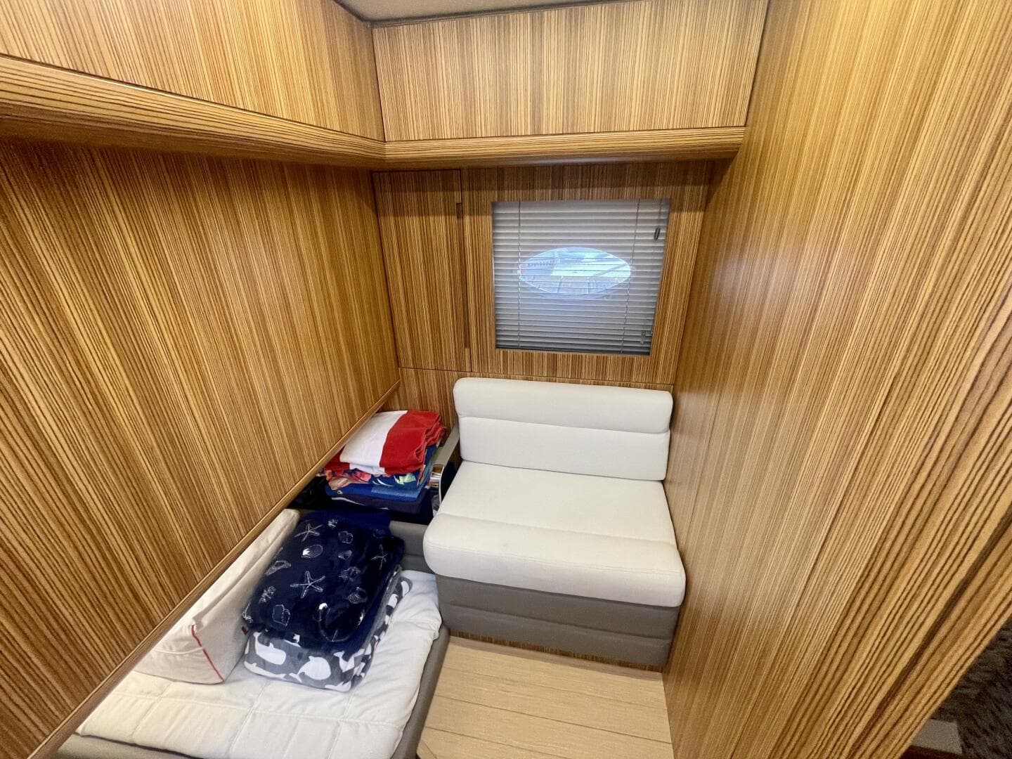 2017 Chris-Craft Commander 42 — photo 23