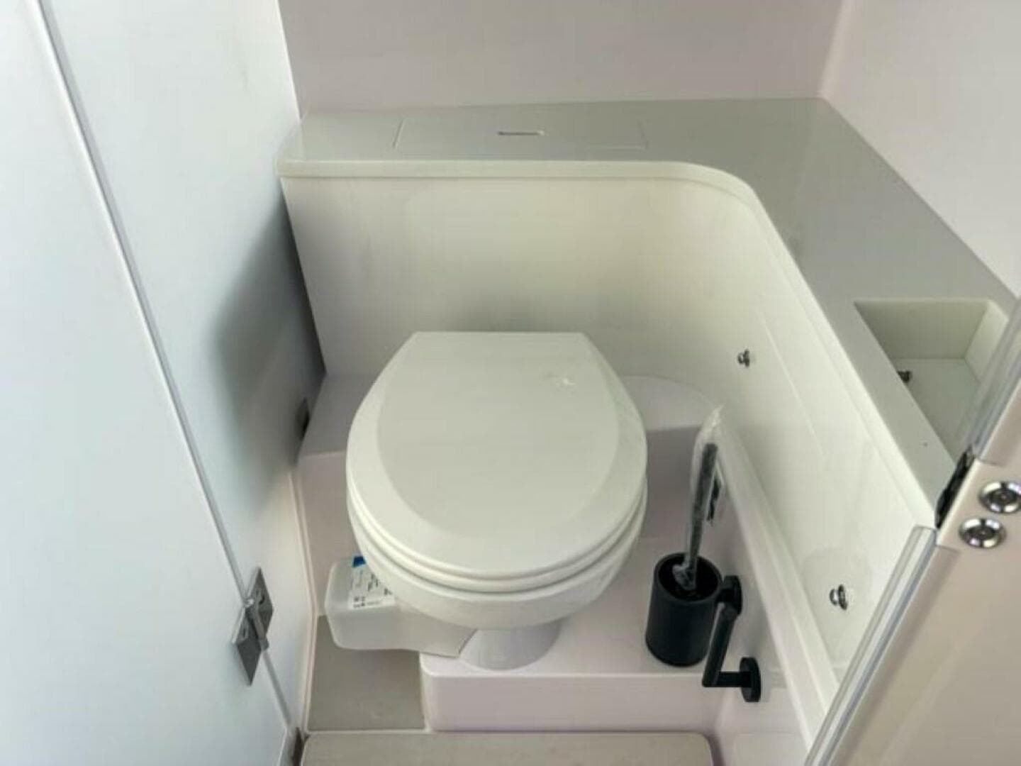 2024 Axopar 37 XC Cross Cabin — photo 17