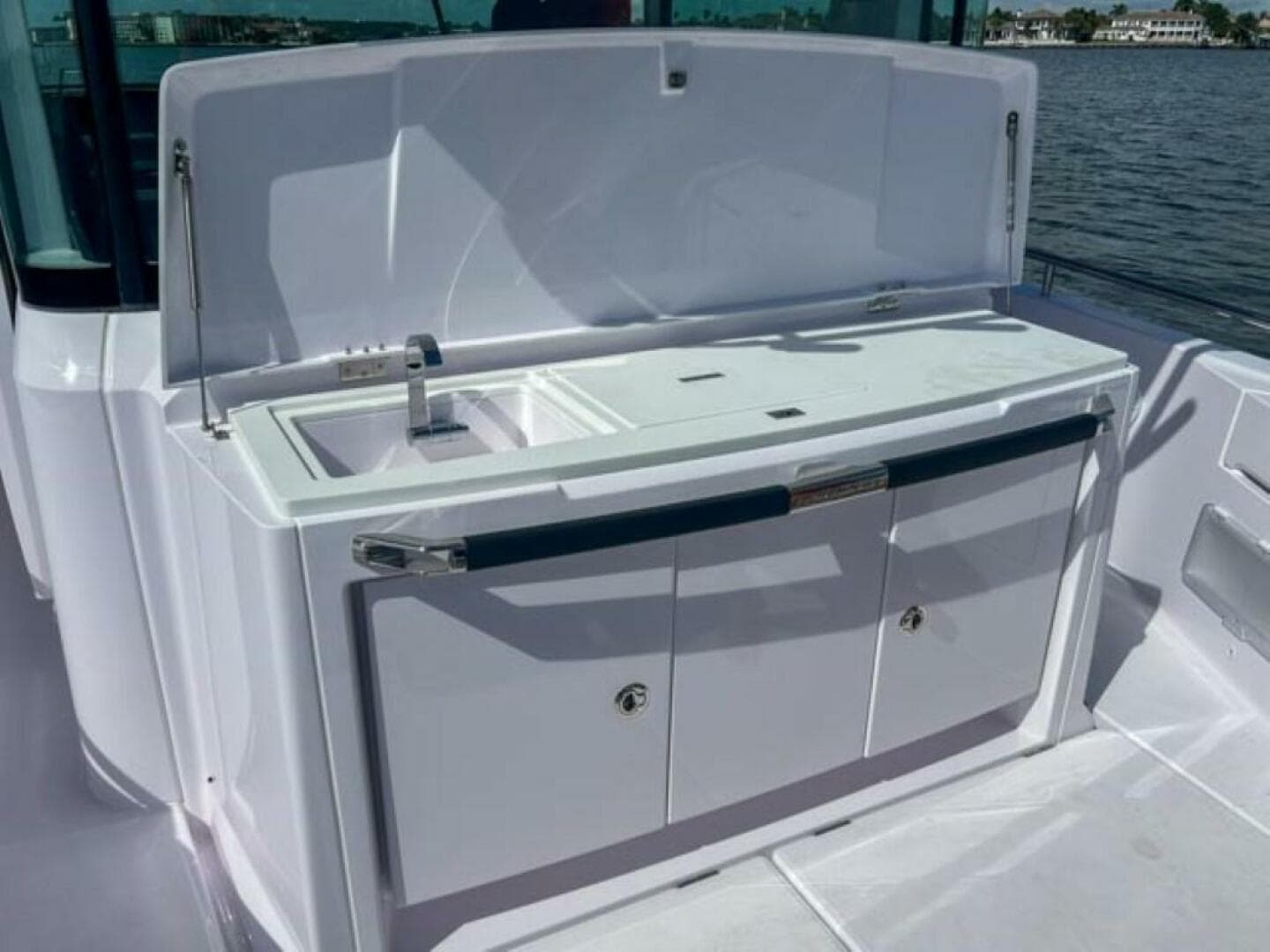 2024 Axopar 37 XC Cross Cabin — photo 21