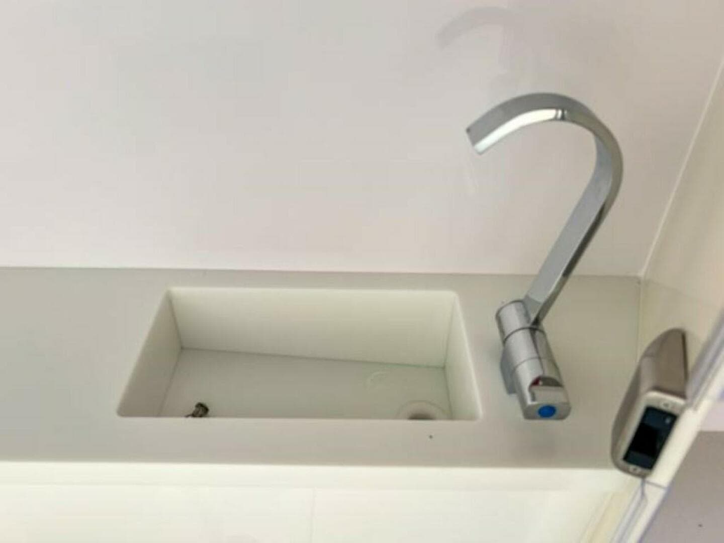 2024 Axopar 37 XC Cross Cabin — photo 18