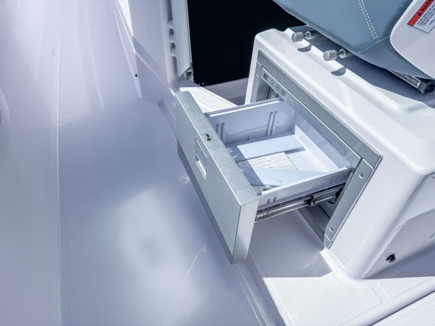 2024 Axopar 37 Sun Top — photo 19