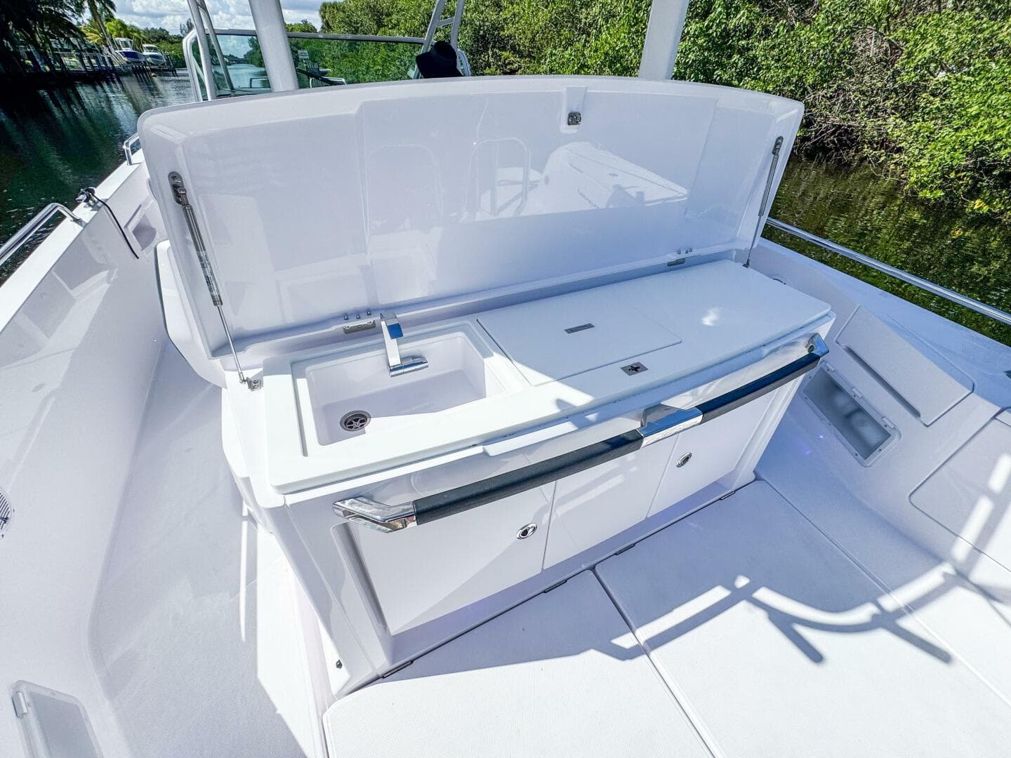 2024 Axopar 37 Sun Top — photo 13