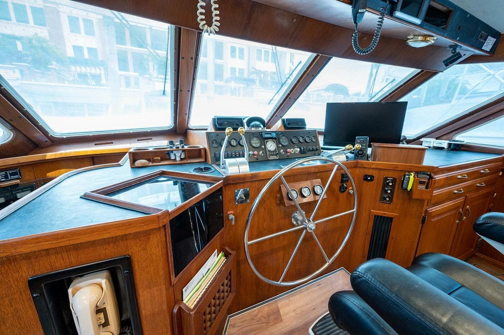 1986 Tollycraft Pilothouse — photo 22