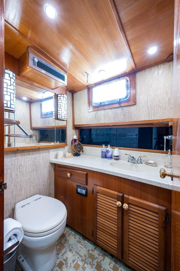 1986 Tollycraft Pilothouse — photo 21