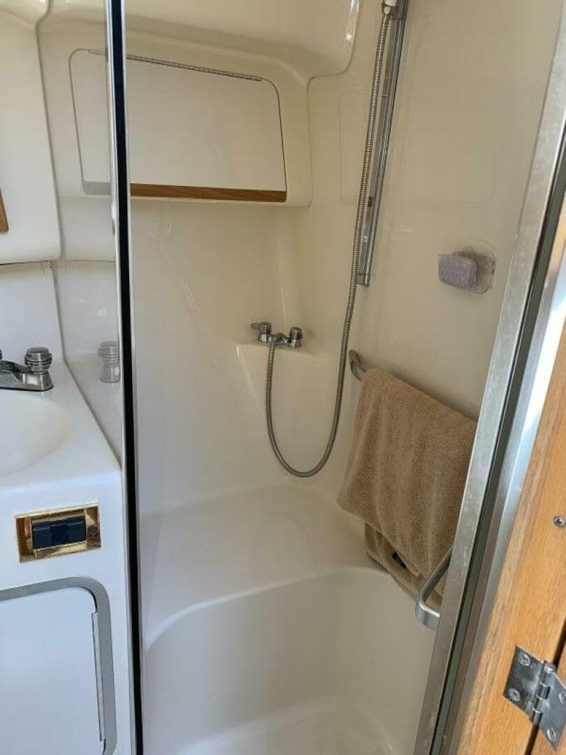 1997 Sea Ray 420 Aft Cabin — photo 86