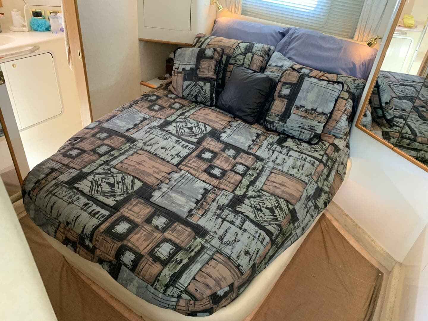 1997 Sea Ray 420 Aft Cabin — photo 89