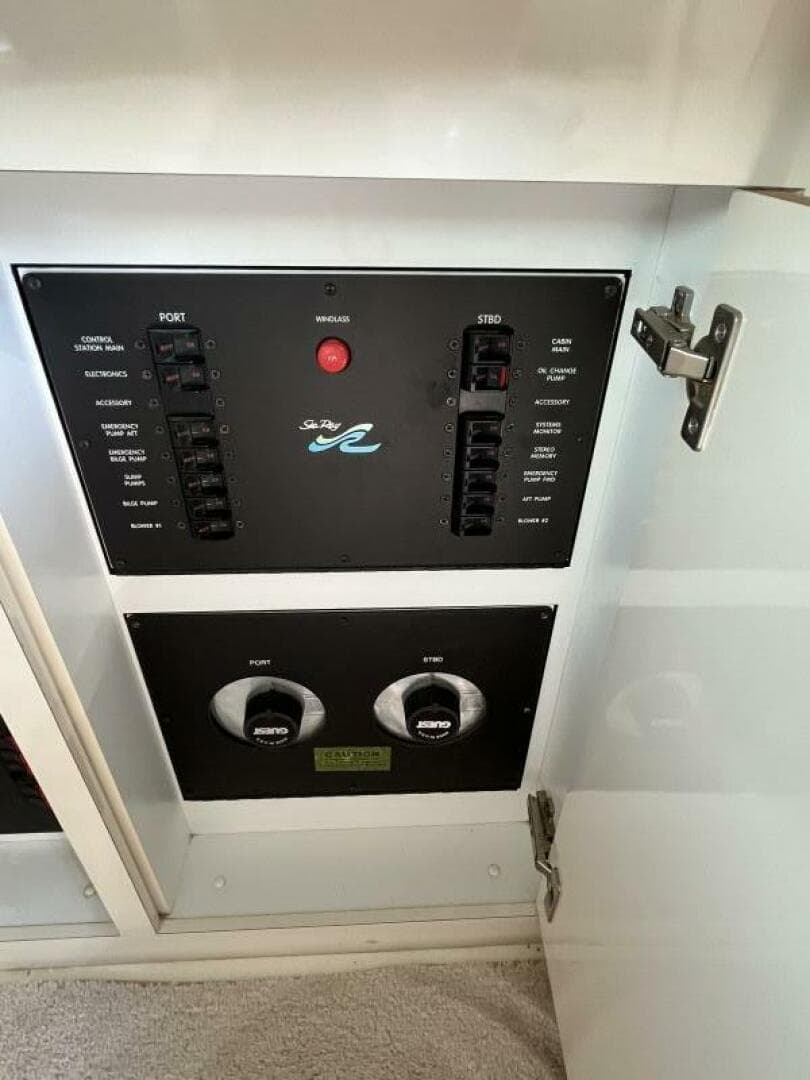 1997 Sea Ray 420 Aft Cabin — photo 110