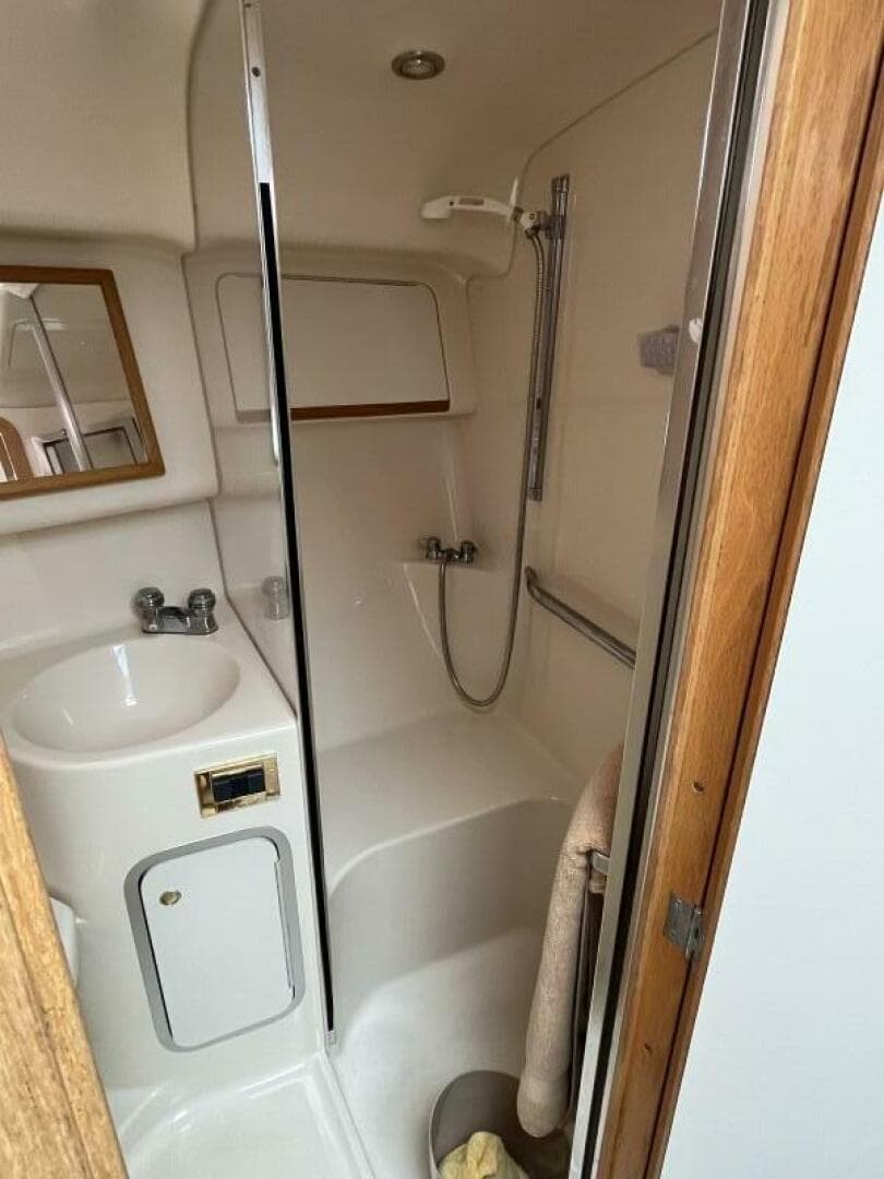 1997 Sea Ray 420 Aft Cabin — photo 85