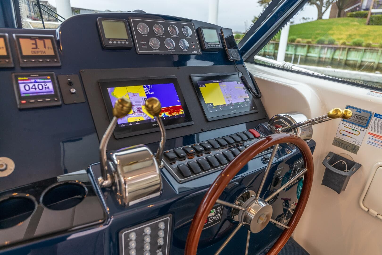 2004 Tiara Yachts 3800 Express — photo 2