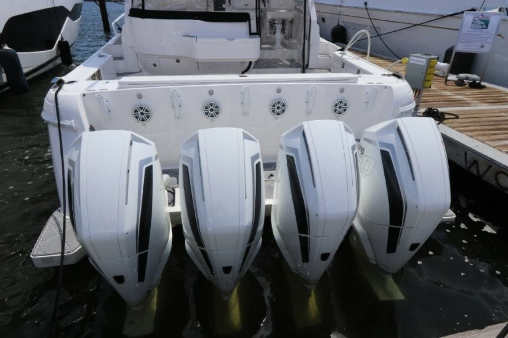 2019 Intrepid 475 Sport Yacht — photo 10
