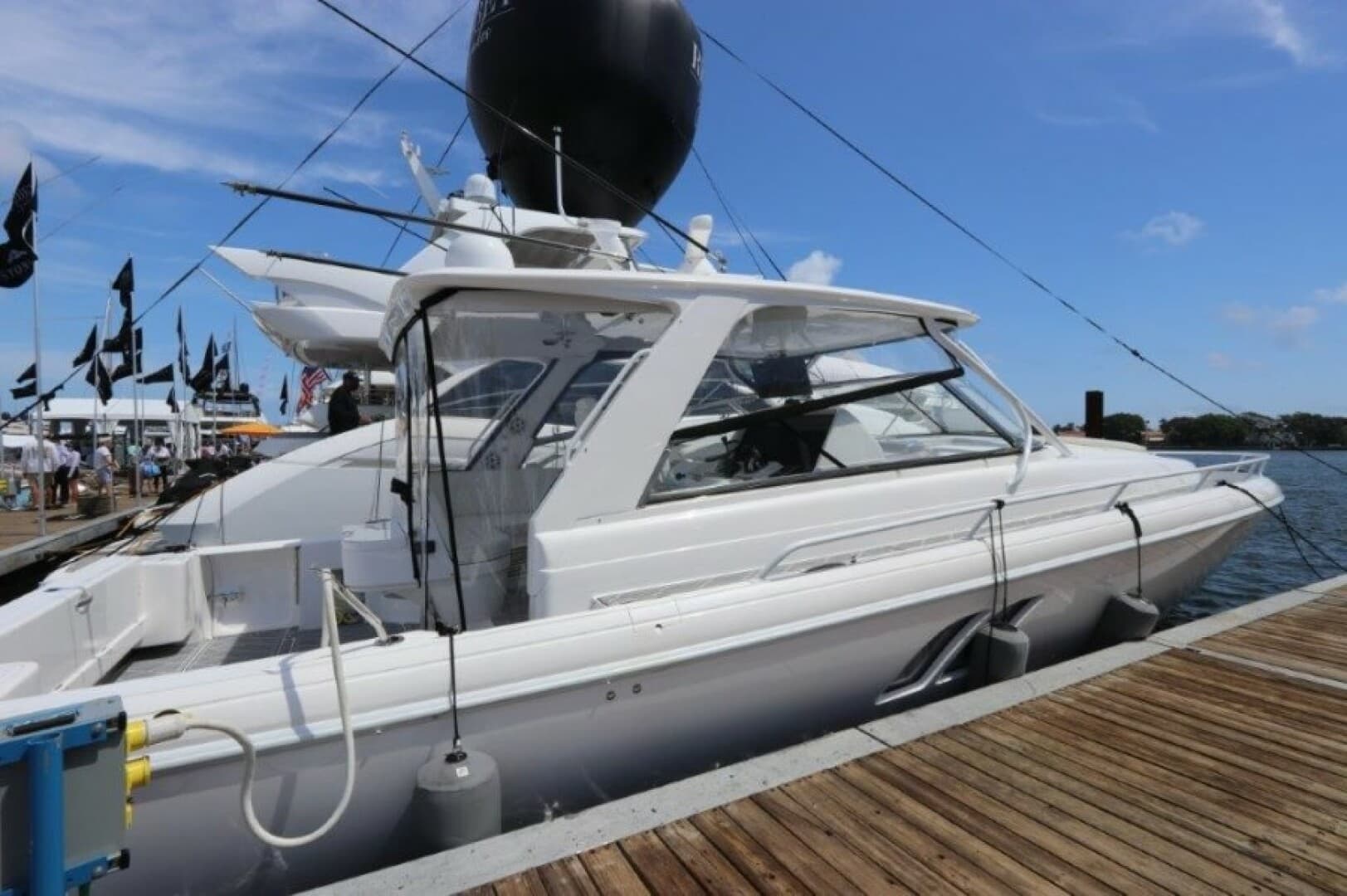 2019 Intrepid 475 Sport Yacht — photo 7