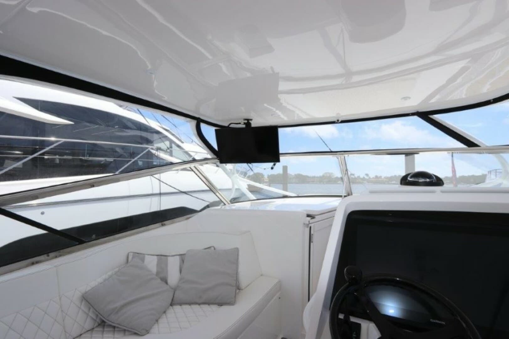 2019 Intrepid 475 Sport Yacht — photo 23