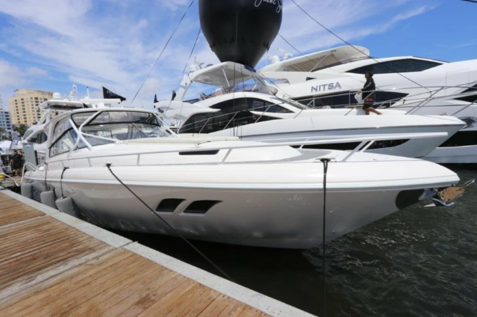 2019 Intrepid 475 Sport Yacht — photo 3