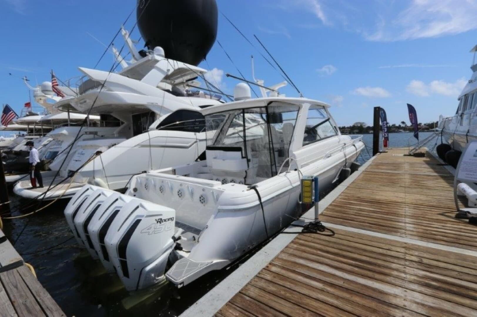 2019 Intrepid 475 Sport Yacht — photo 8
