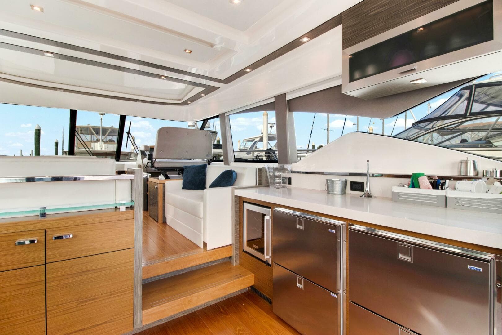 2019 Tiara Yachts 53 Coupe — photo 3