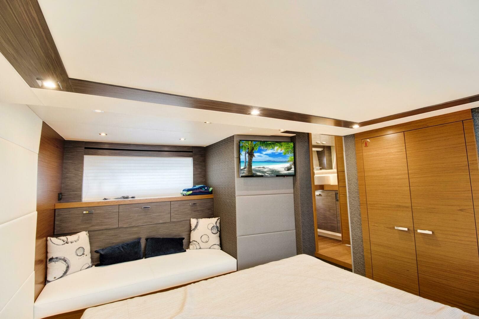 2019 Tiara Yachts 53 Coupe — photo 7