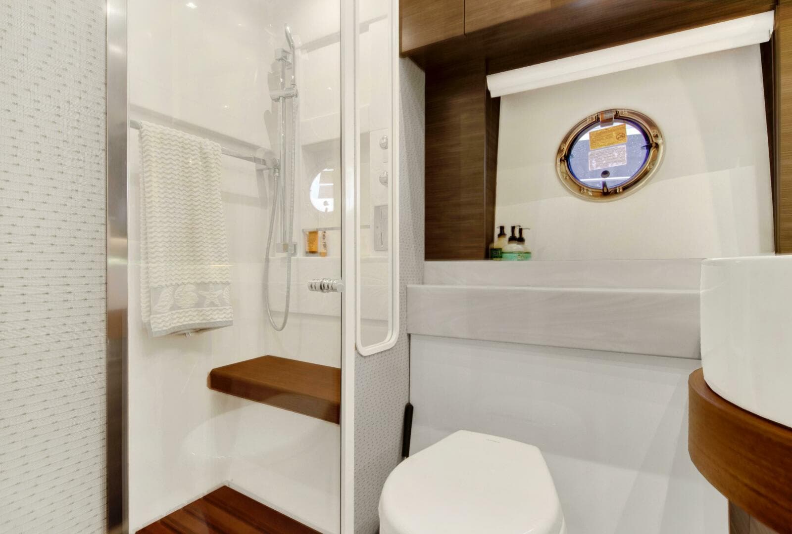 2019 Tiara Yachts 53 Coupe — photo 9