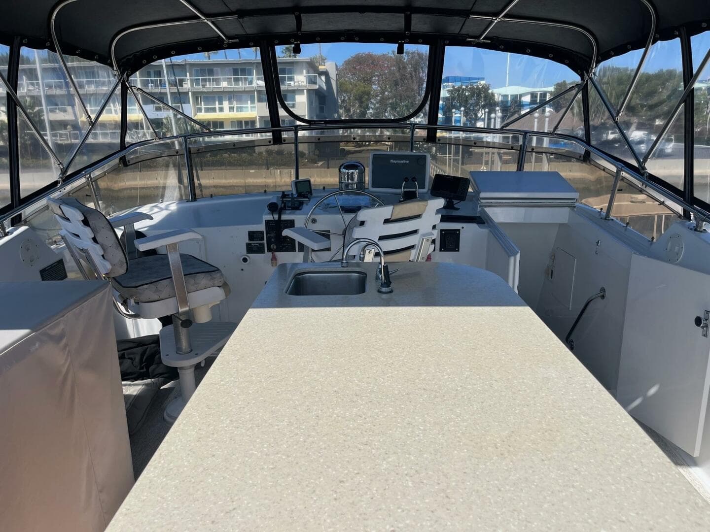 1986 Hatteras 70 Cockpit — photo 17