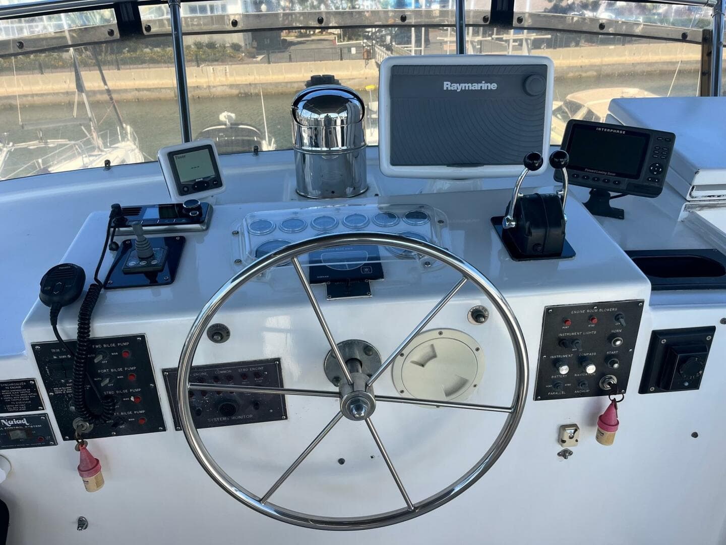 1986 Hatteras 70 Cockpit — photo 31
