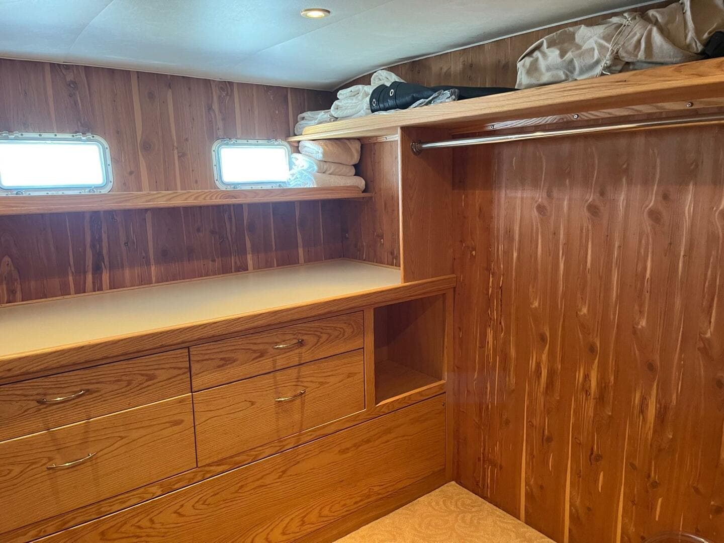 1986 Hatteras 70 Cockpit — photo 12