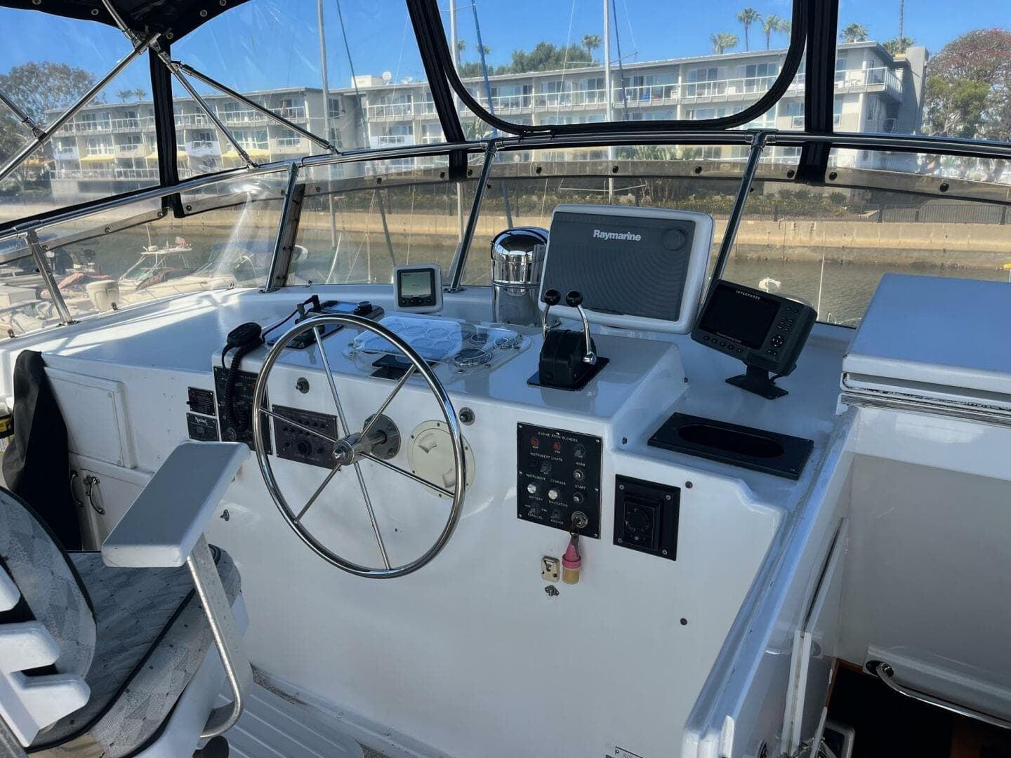1986 Hatteras 70 Cockpit — photo 32
