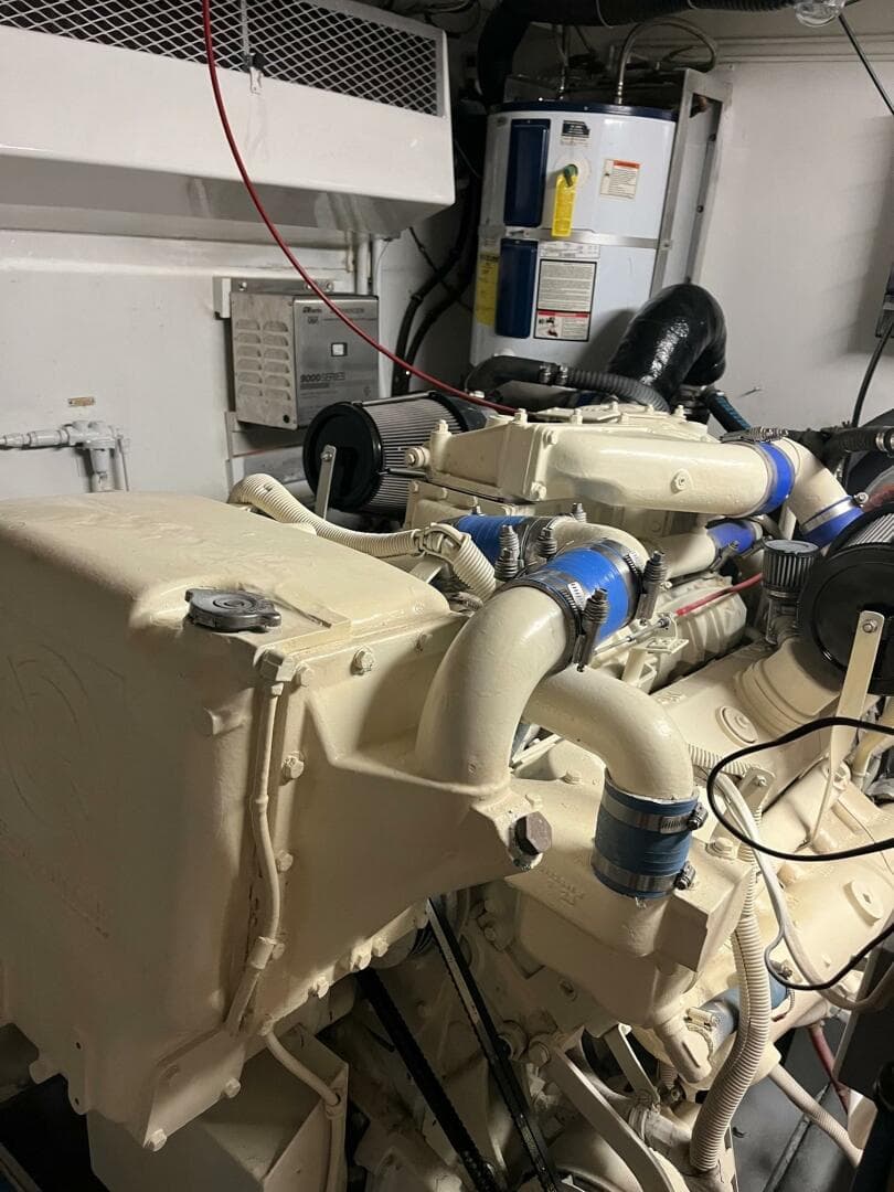 1986 Hatteras 70 Cockpit — photo 37