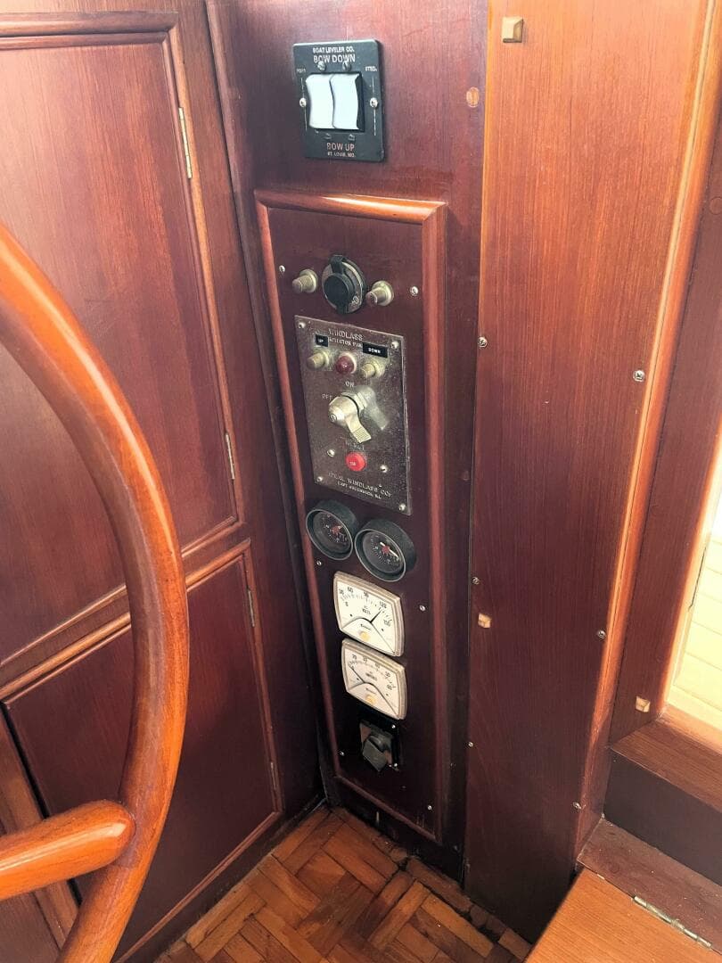 1990 Grand Banks 42 Classic — photo 9