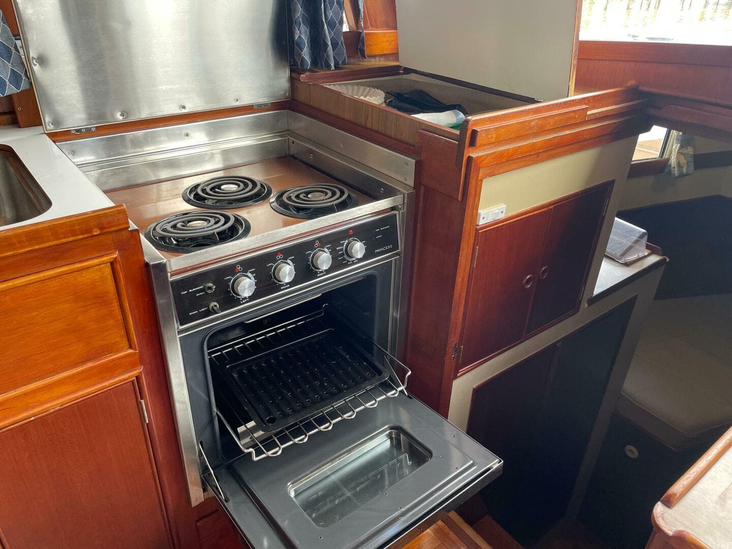 1990 Grand Banks 42 Classic — photo 7