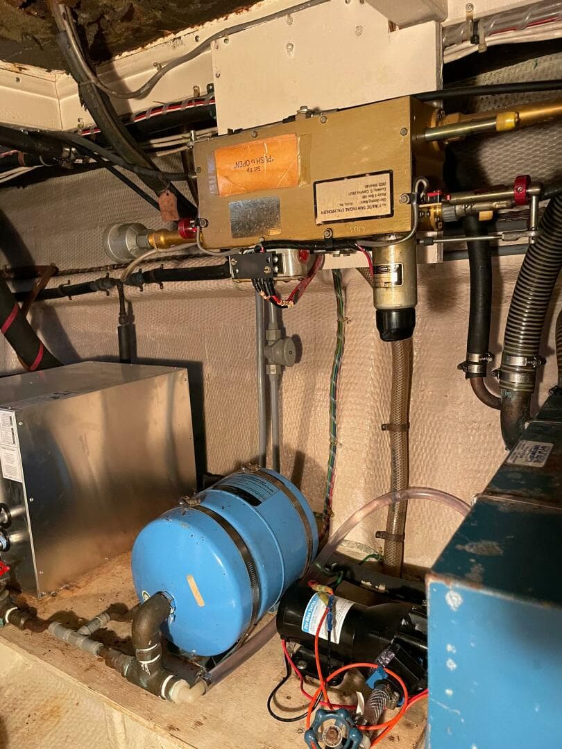 1990 Grand Banks 42 Classic — photo 29