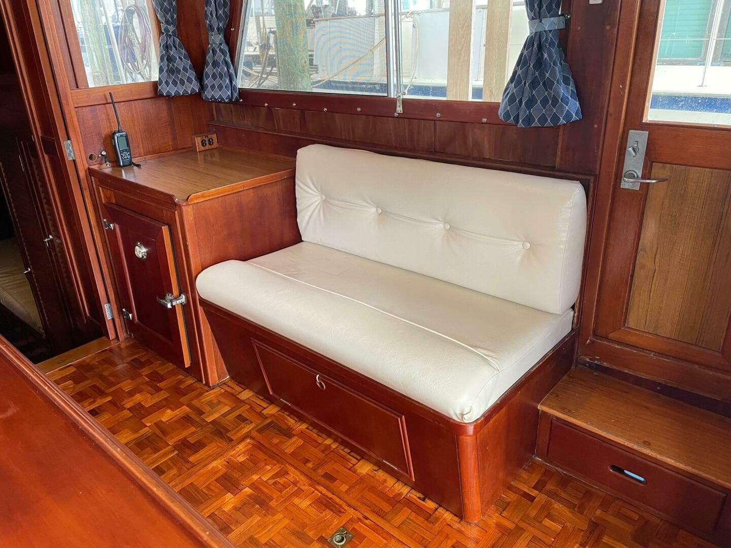 1990 Grand Banks 42 Classic — photo 11