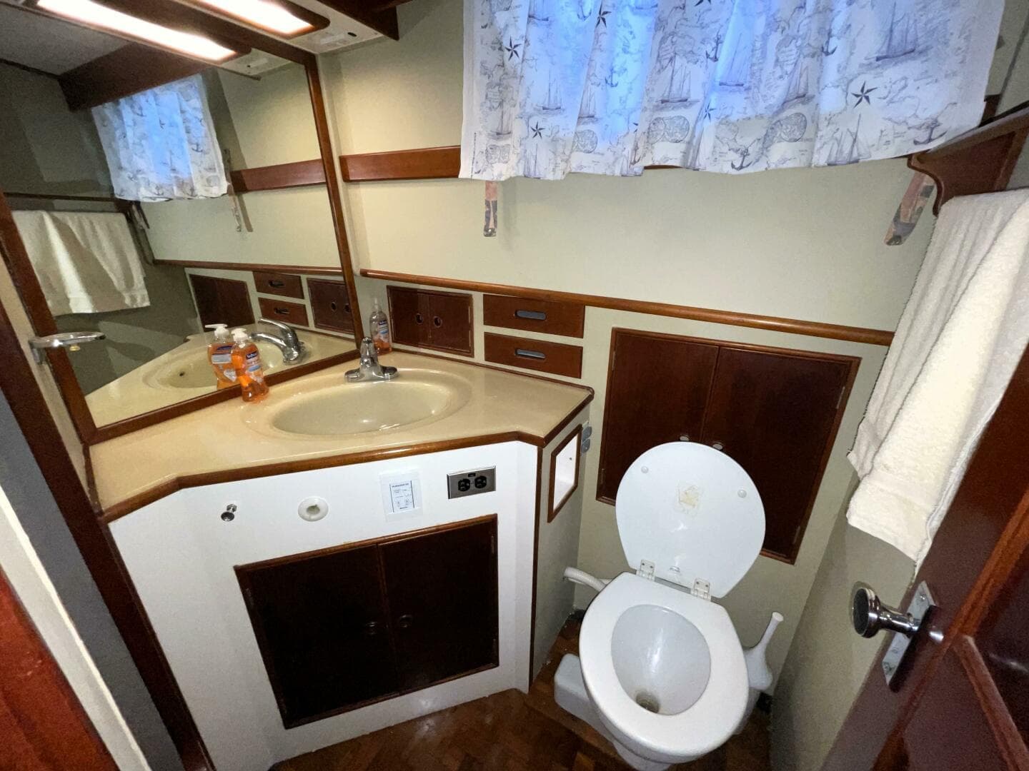 1990 Grand Banks 42 Classic — photo 15