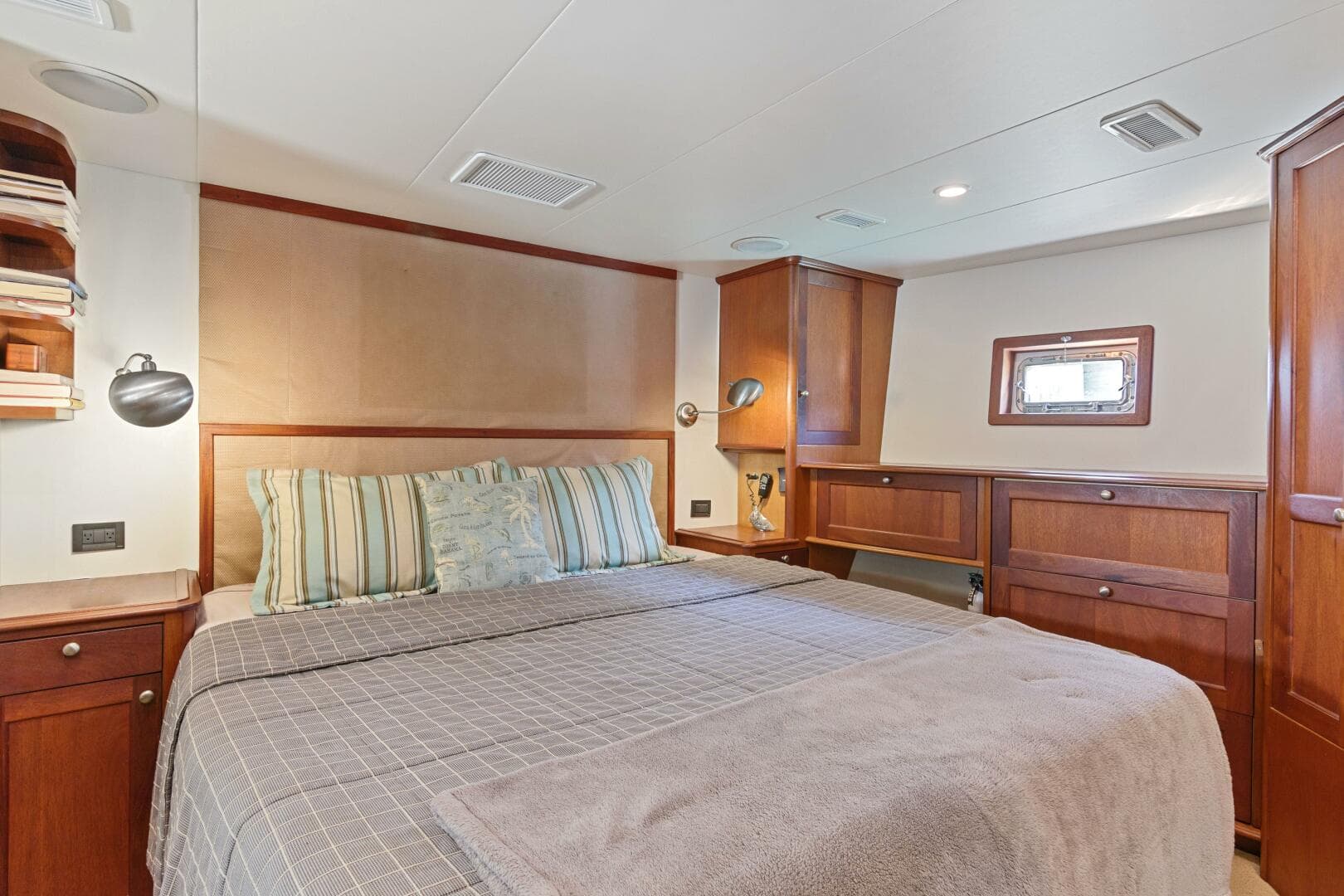 2004 Northern Marine 5700 Expedition — photo 21