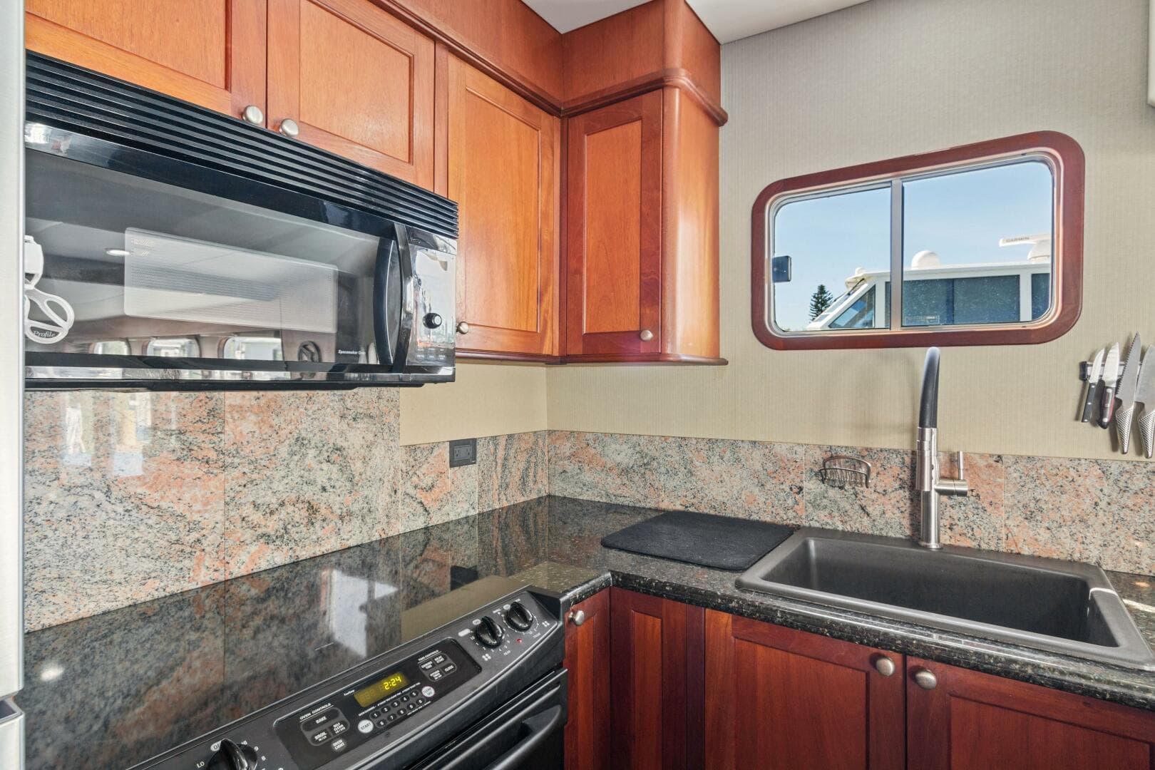 2004 Northern Marine 5700 Expedition — photo 16